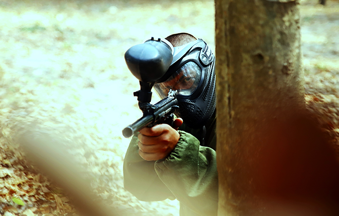 Homem segurando arma de paintball - Aventura e Estratégia