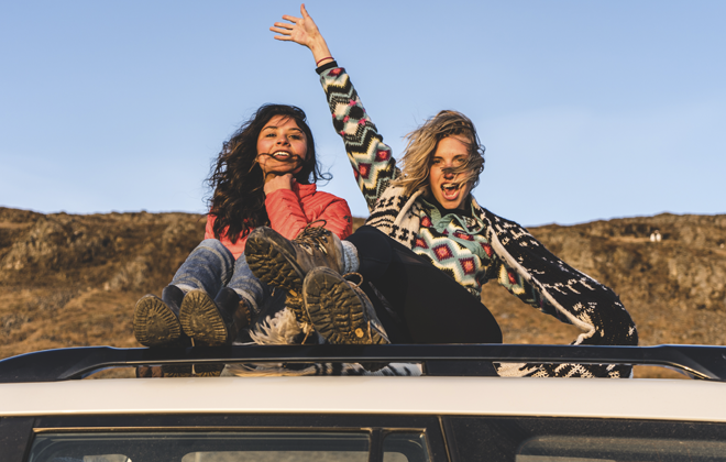 Desintoxicação Digital - Mulheres em viagem em cima de Van