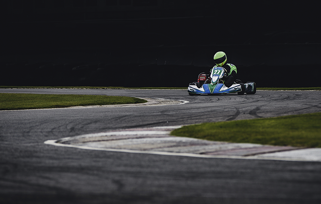 Kart fazendo curva na pista. Reunir a galera