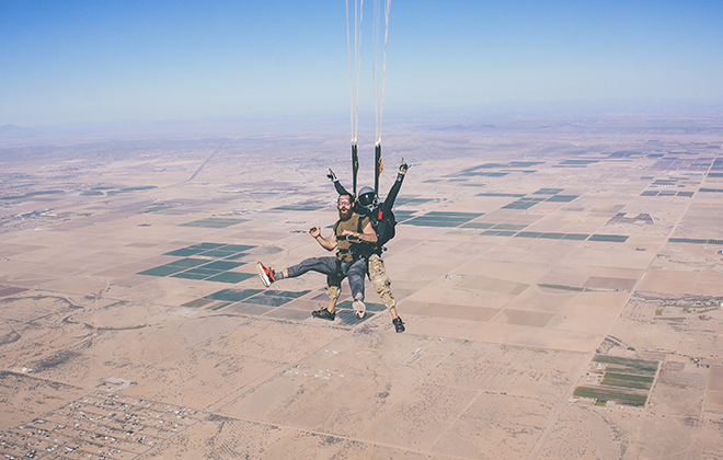 Homem descendo de para-quedas - Efeitos da Adrenalina