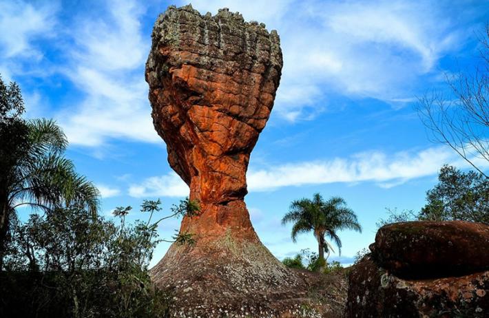 Na imagem, há uma rocha gigante em forma de um punho fechado, paisagem famosa de Ponta Grossa.