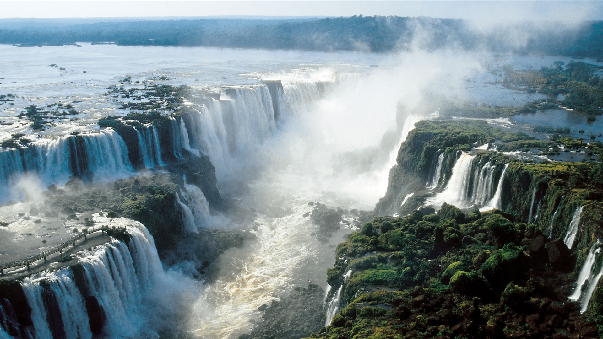 Na imagem, temos as cataratas do Iguaçu. São quedas d'água gigantescas.