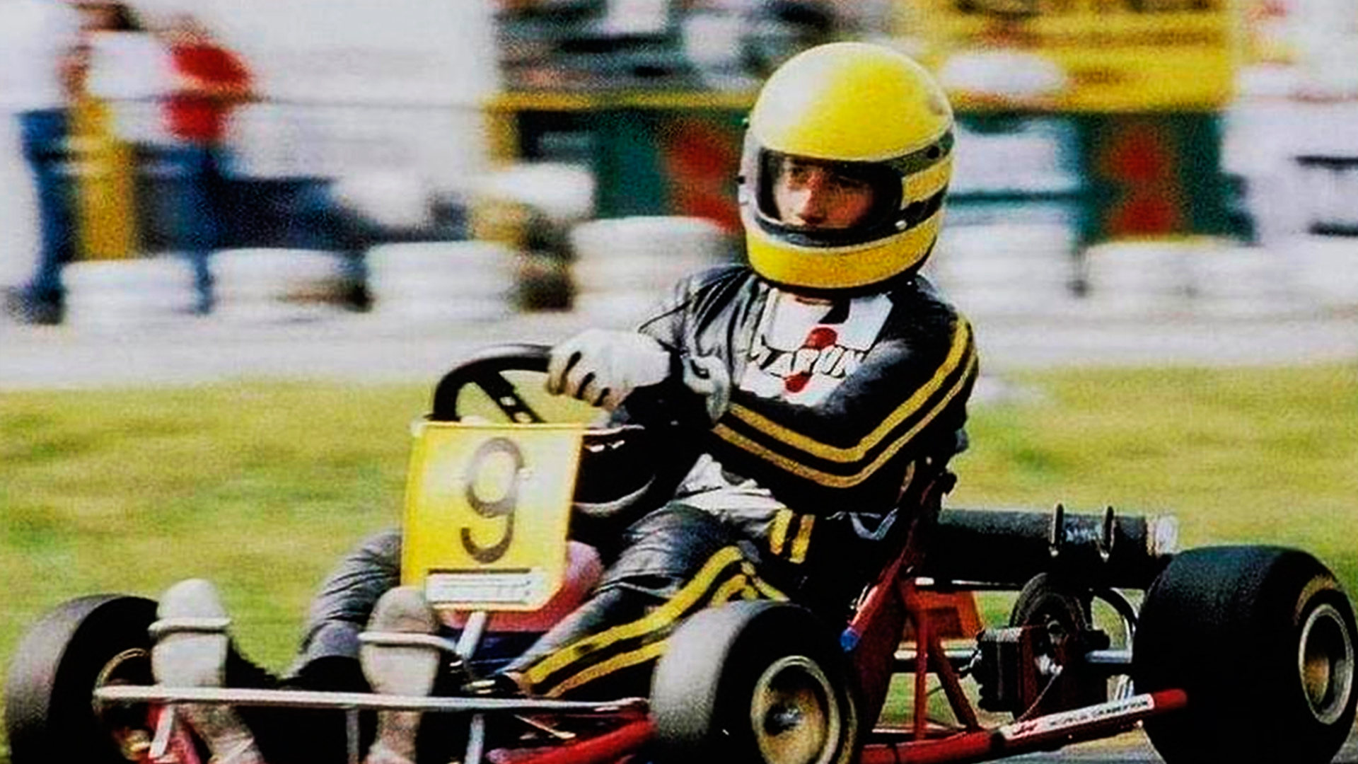 Senna correndo de kart, já usando o capacete na cor histórica, da cor amarela.