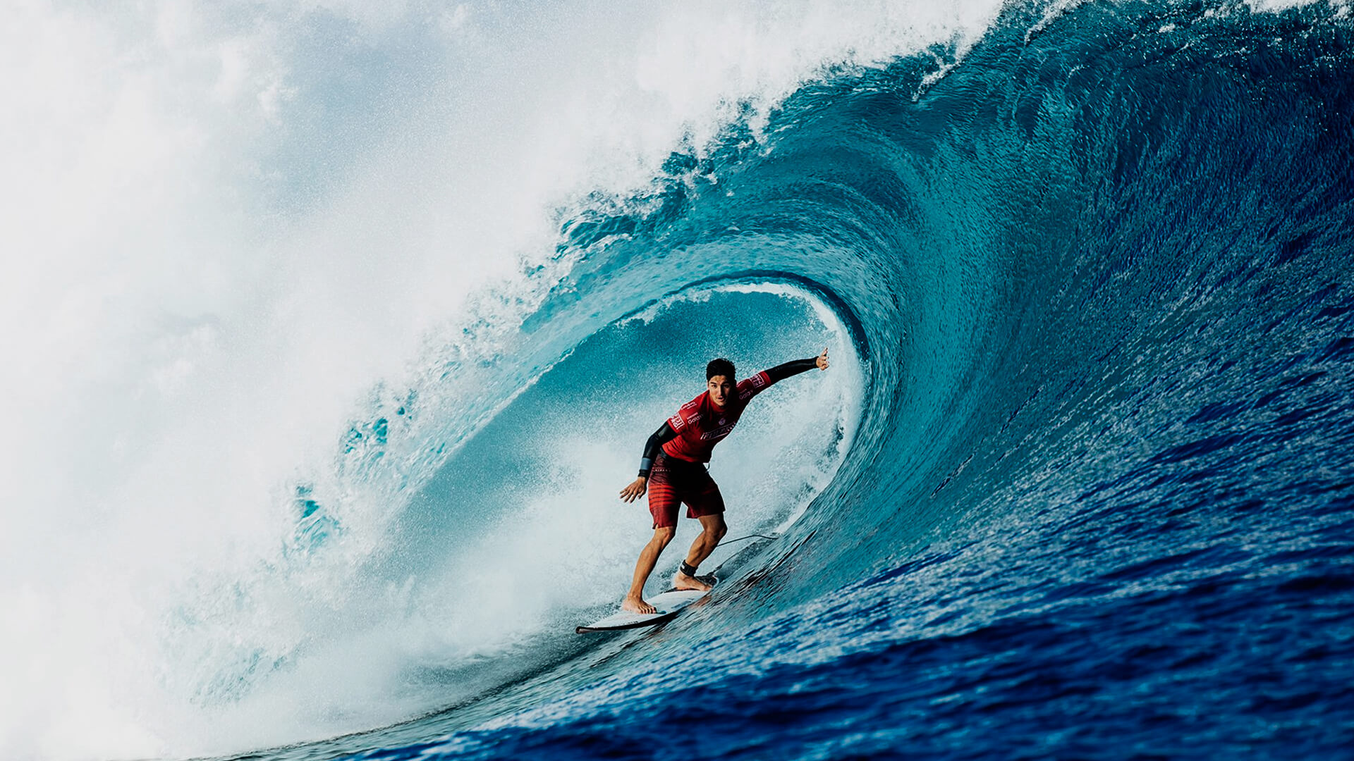 Surfista Medina, campeão brasileiro de surf, fazendo tubo em uma onda bem grande.