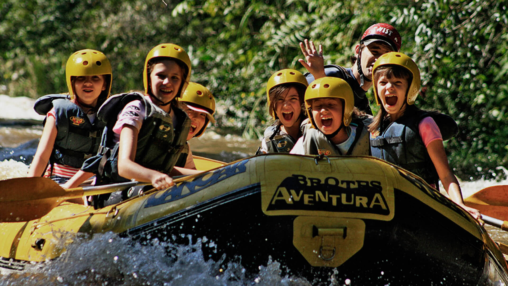 Familia-Praticando-Rafting