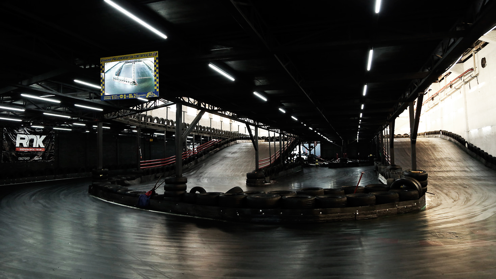 Pista de kart de dois andares. Nesta imagem mostra a descida do segundo piso para o primeiro. Esta pista pertence à Fast Lap