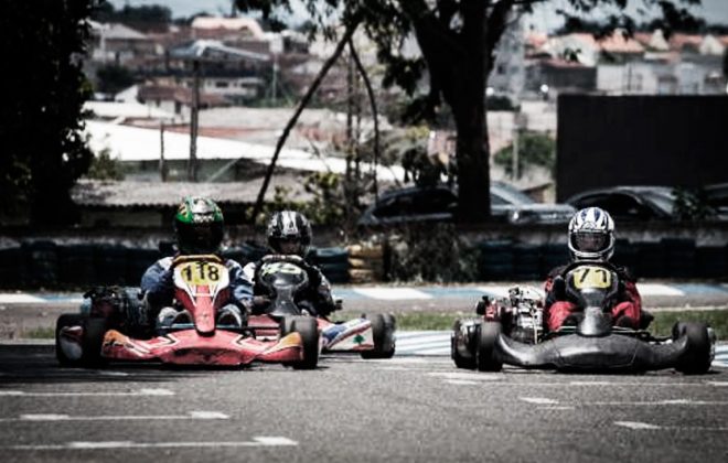 Três pilotos correndo em no kartódromo outdoor da empresa Kartódromo São José dos Pinhais