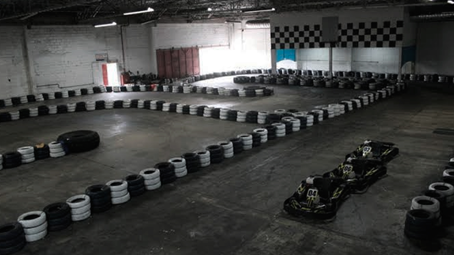 Vista de cima da pista de kart indoor Marumby, que fica no mercado Carrefour