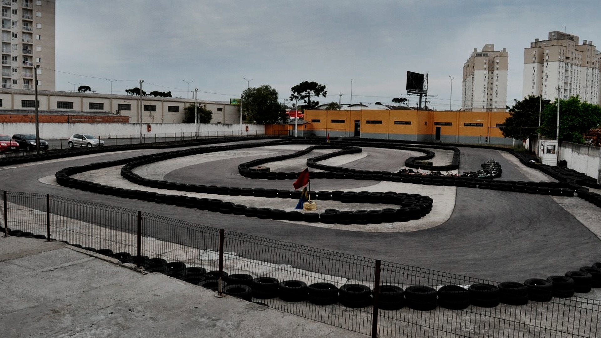 Vista de cima de uma corrida na pista outdoor da empresa RA Kart