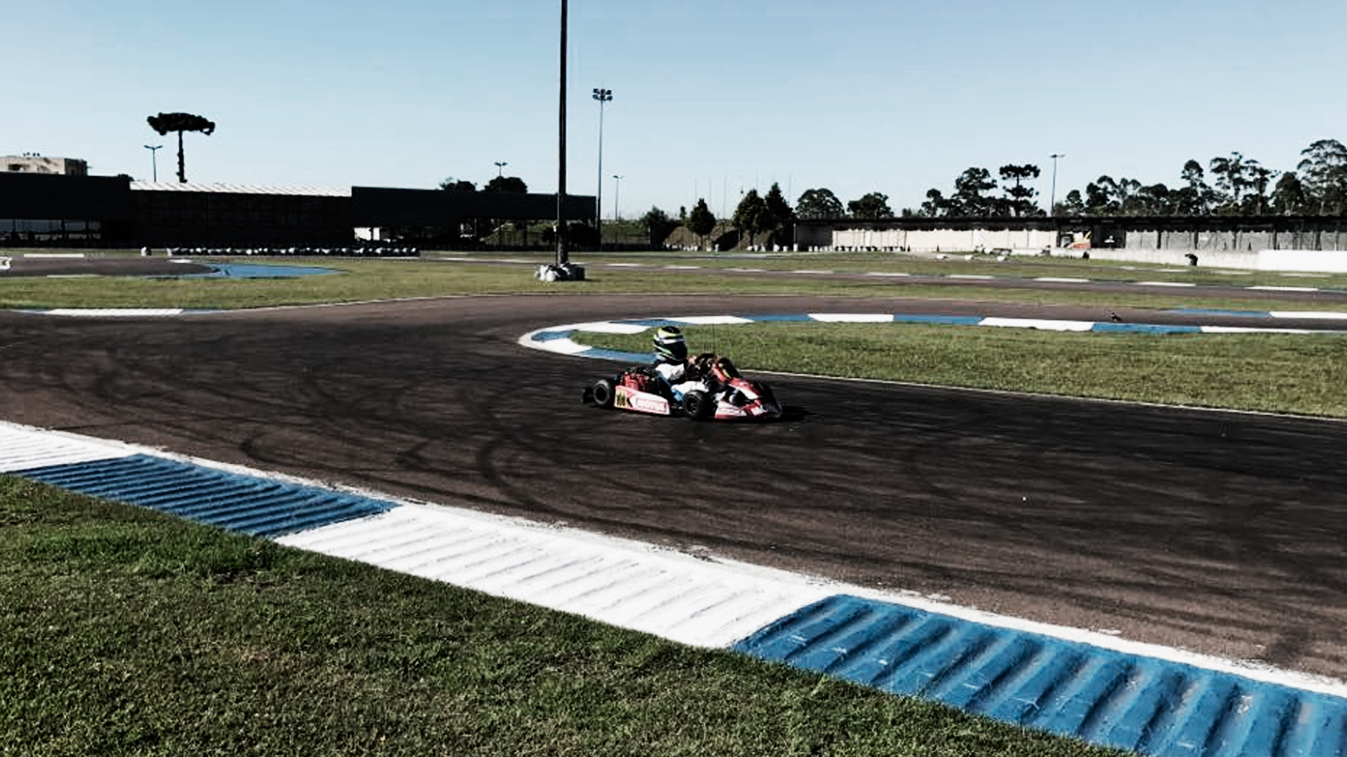 Piloto de kart correndo na pista da Raceland Internacional, em Pinhais.