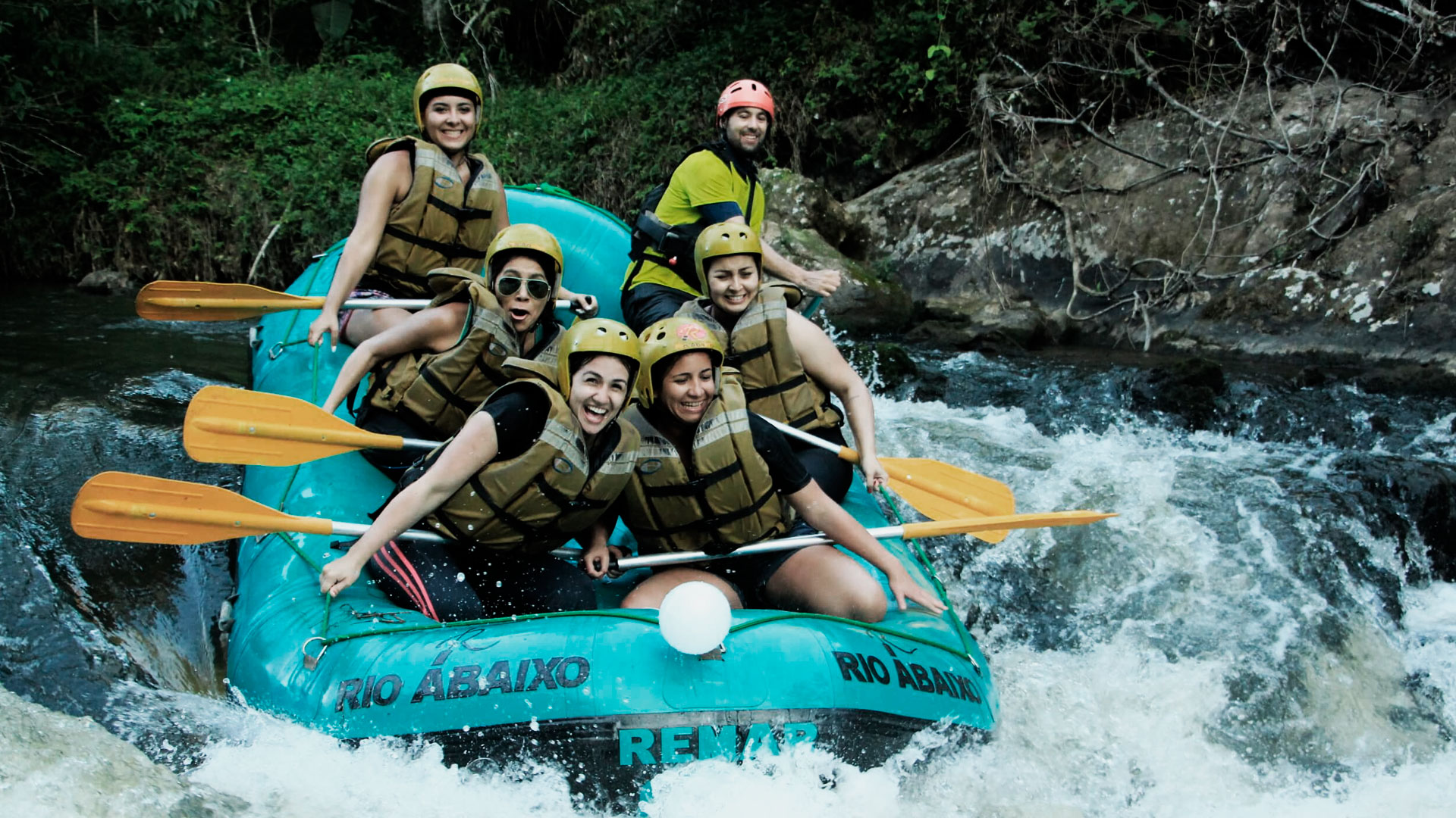 Grupo de pessoas praticando rafting no rio cachoeira, em antonina.