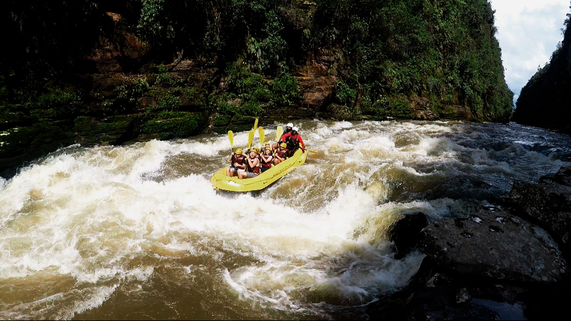 Grupo de pessoas praticando rafting no rio jaguariaíva, em Piraí do Sul.