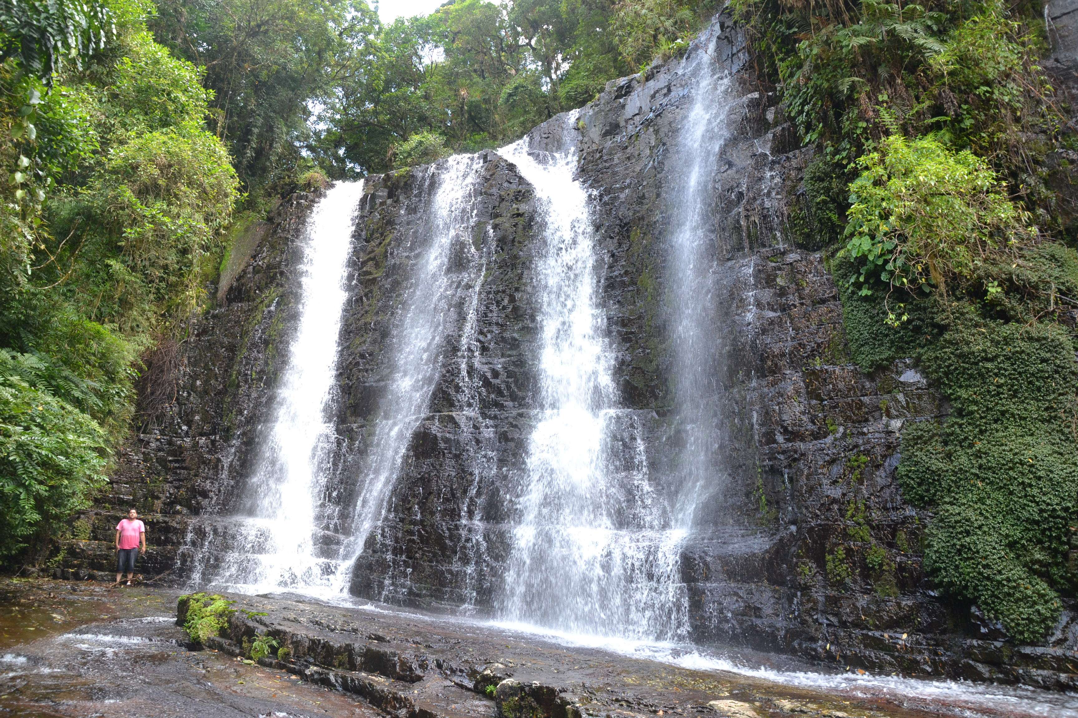 Na imagem, temos a Cachoeira dos Ciganos. Aqui vemos uma queda d'água de tamanho médio e uma pequena piscina natural formada por ela.