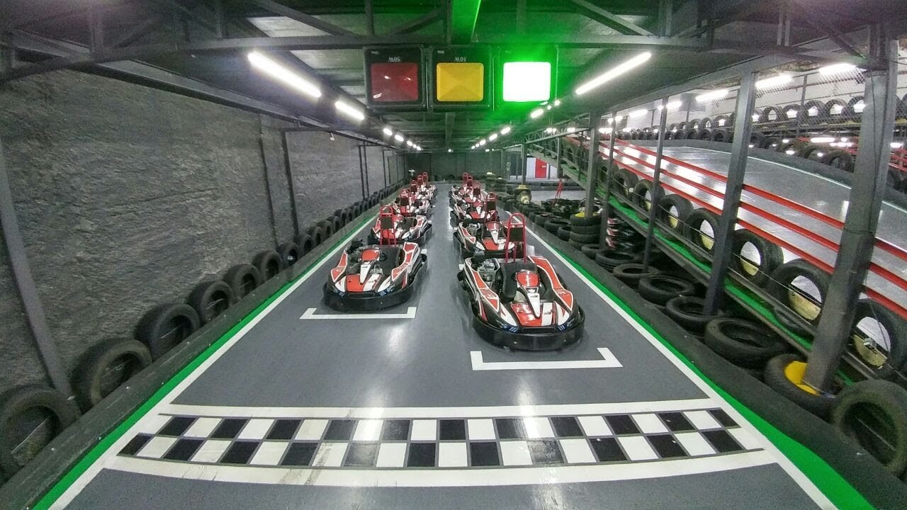 Na imagem, temos uma partida de kart indoor antes da largada. Todos os karts estão parados.