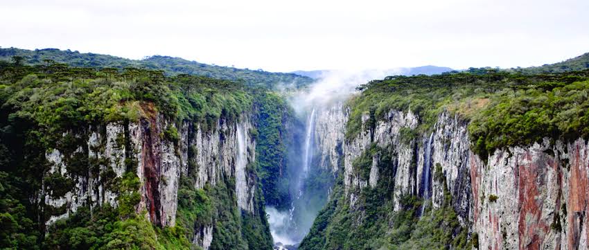 Na imagem do parque nacional aparados da serra, é mostrado seus enormes cânions e uma cachoeira ao fundo.