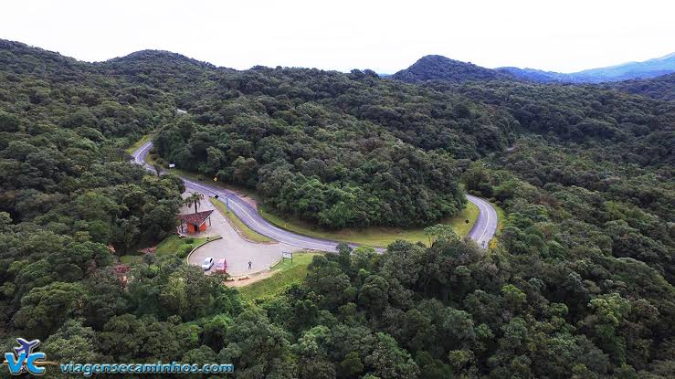 Imagem de cima da Estrada da Graciosa, é uma estrada cercada por área verde.