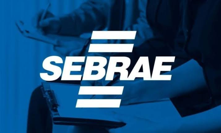 A imagem tem um fundo azul e na frente há a logo escrita “SEBRAE”